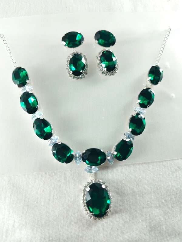 Green Gemstone Necklace and Earrings Set – Stunning Jewelry Set for Special Occasions