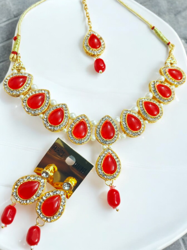 Teardrop stone necklace with maang tikka