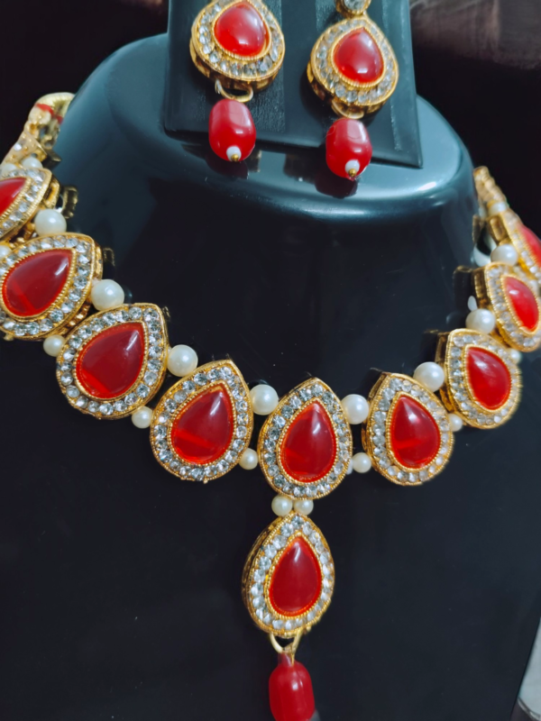 Teardrop stone necklace with maang tikka - Image 3